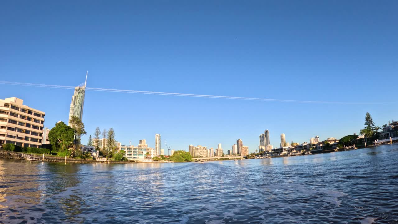 도시 스카이라인과 은 하늘로 보트 타기