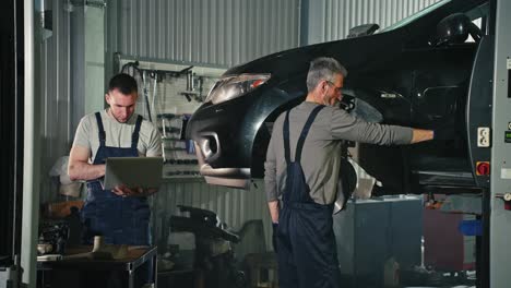 reparación de automóviles en el garaje