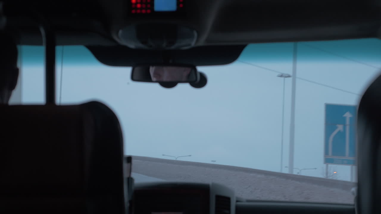 도시 내부 뷰에서 자동차를 운전