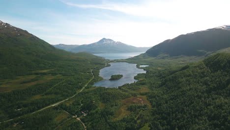 Hermoso-Valle-Verde-De-Montaña-En-Laksvatn,-Noruega--antena