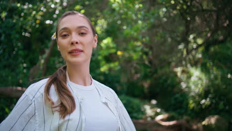 la mujer disfruta del aire del bosque de pie en la vegetación respirando con el pecho lleno de cerca.