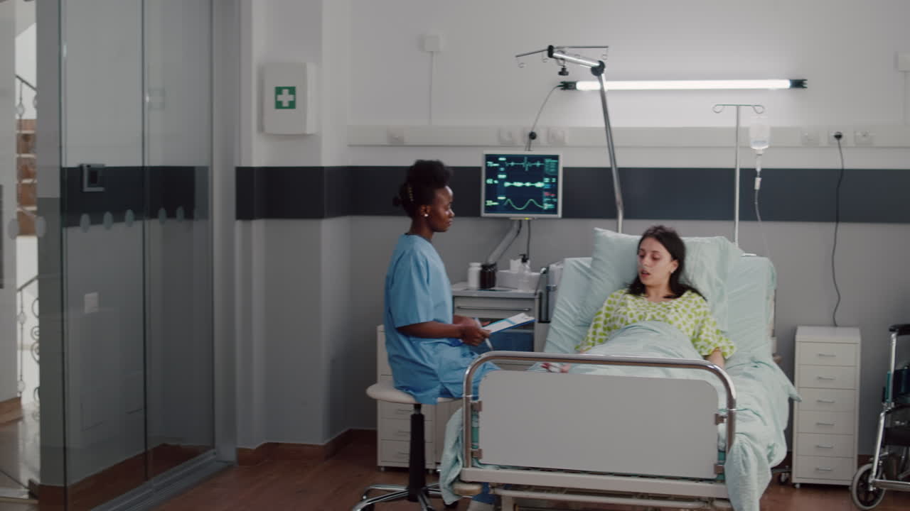 enfermera afroamericana chequeo mujer enferma analizando el pulso usando un oxímetro médico