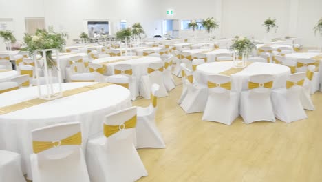 foto de una hermosa decoración y configuración de la mesa de la cena