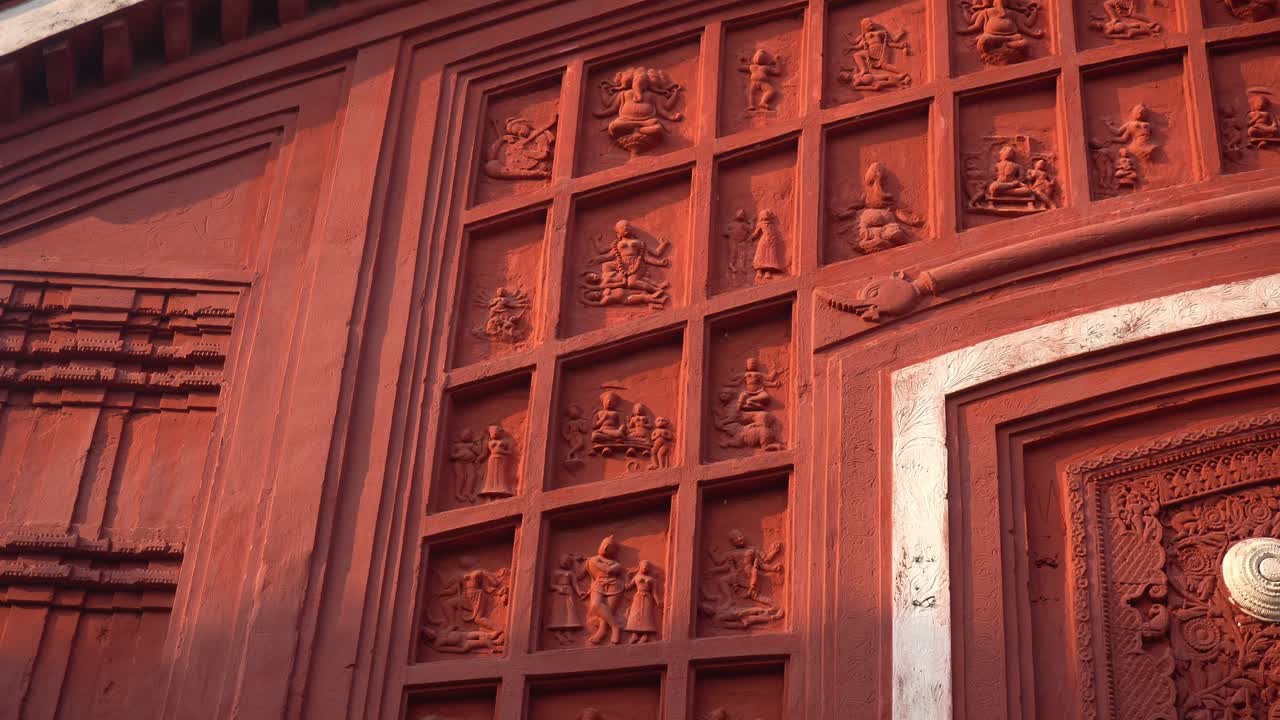 The red brick architecture is evident on the outer walls of this temple which the social system, culture and civilization of that time blossomed.Currently, the paintings are almost destroyed.