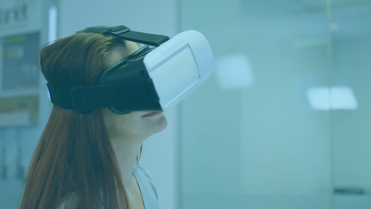 Animazione di cerchio bianco e linee di contorno in movimento su donna che indossa visore VR e luce blu