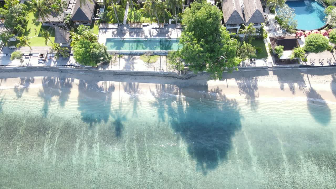 ヤシの木と透き通った海がある熱帯ビーチリゾートの空撮