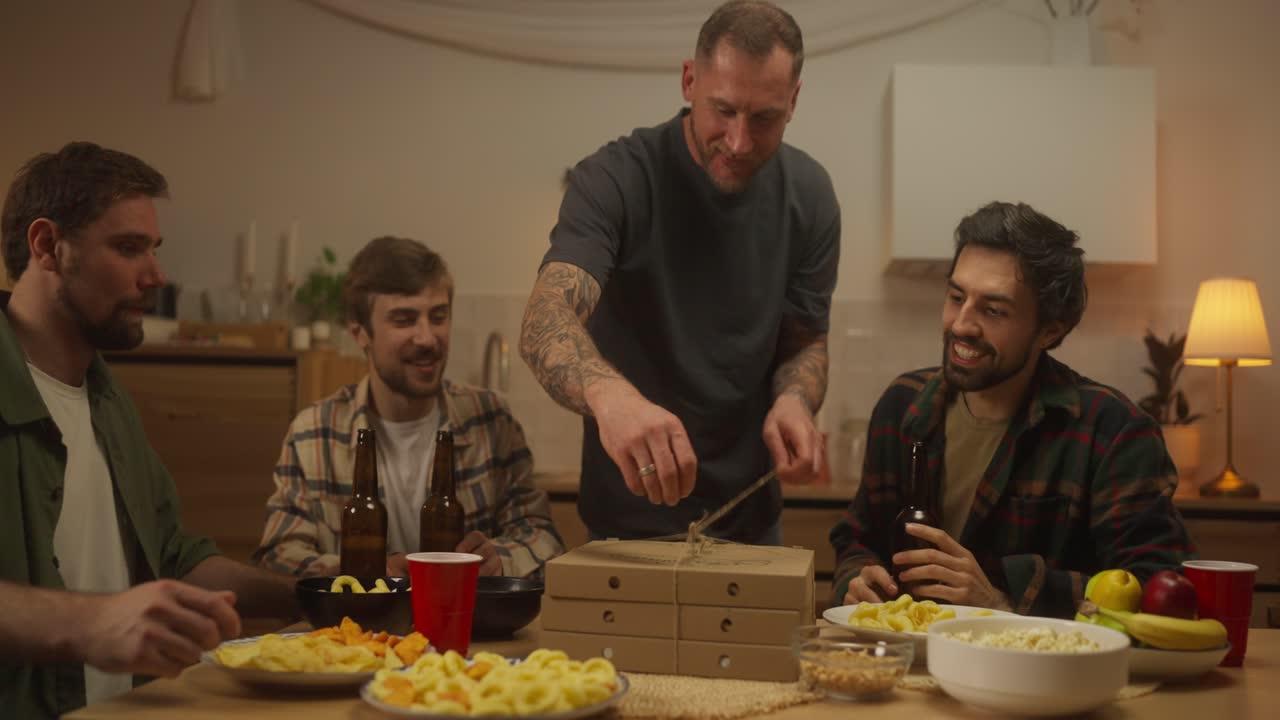 amigos disfrutando de pizza y bebidas en casa