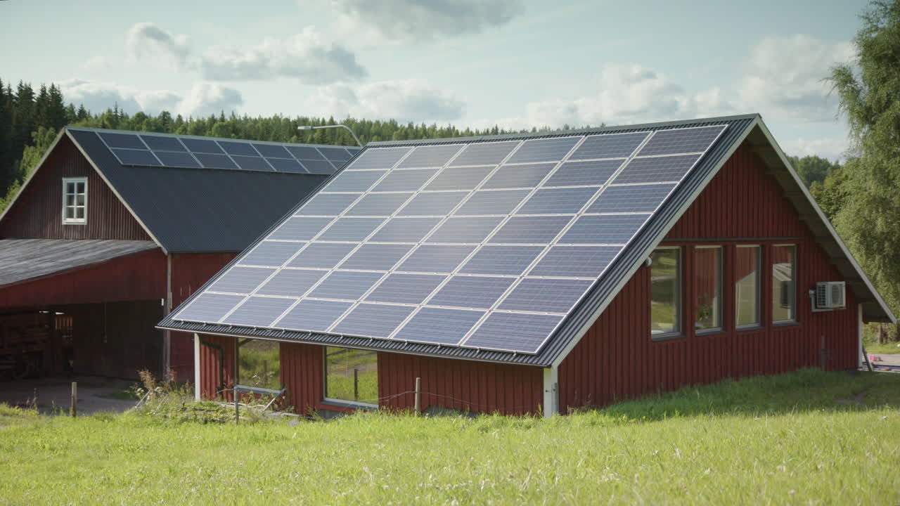 Solcelleanlæg installeret på taget af en lade, der udnytter solenergien