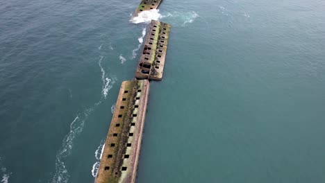 vista aérea de las ruinas oceánicas del puerto de mulberry de ww2 en normandía francia