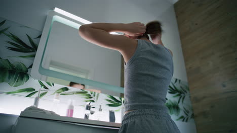 mujer preparándose en el baño