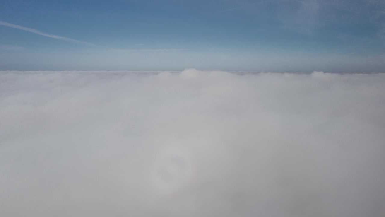 vuelo aéreo sobre las nubes hinchadas de pentecostés - pov de la cabina del piloto