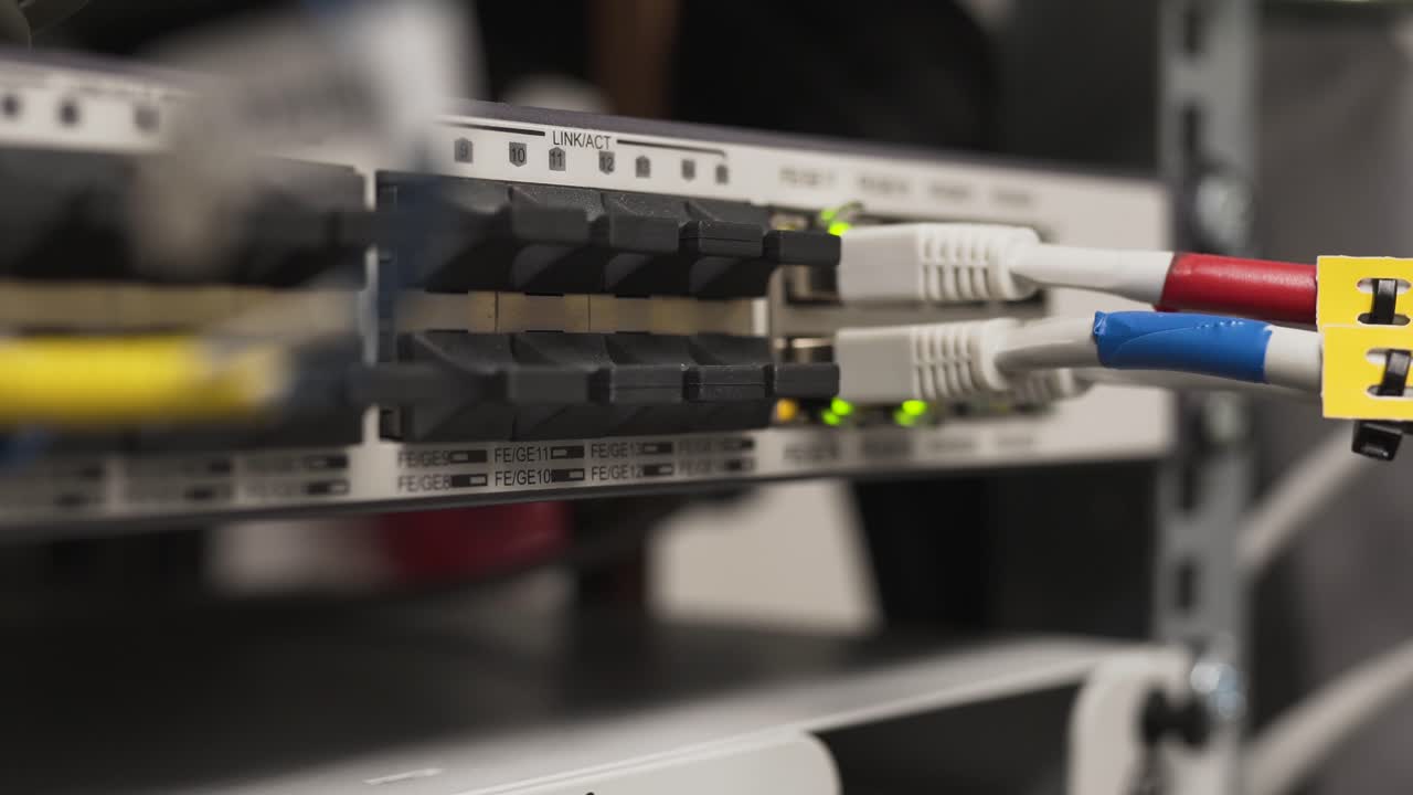 primer plano de un conmutador que conecta equipos móviles para redes 2g, 3g y 4g, 5g-2