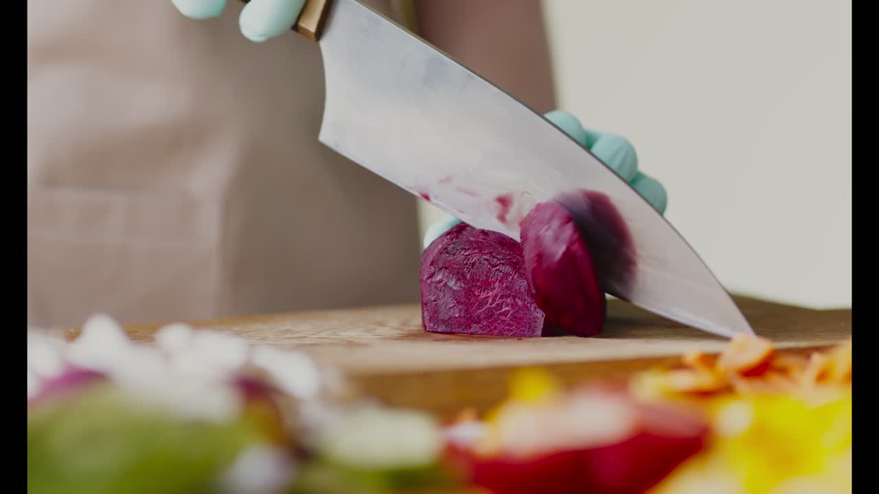 шеф-повар готовит свеклы