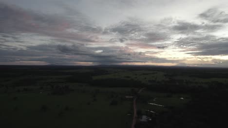 vista panorámica del campo colombiano contra el espectacular cielo del atardecer