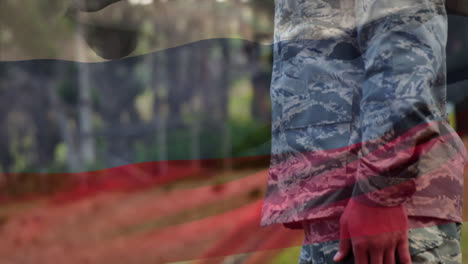 animación de la bandera de rusia ondeando sobre el soldado caucásico