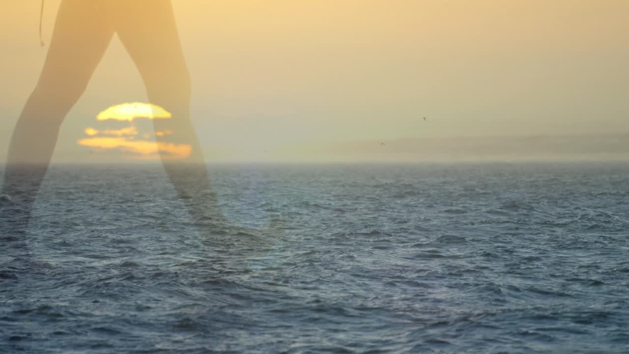 해변에서  ⁇ 고 있는 백인 여성 위의 바다와 함께 풍경의 애니메이션