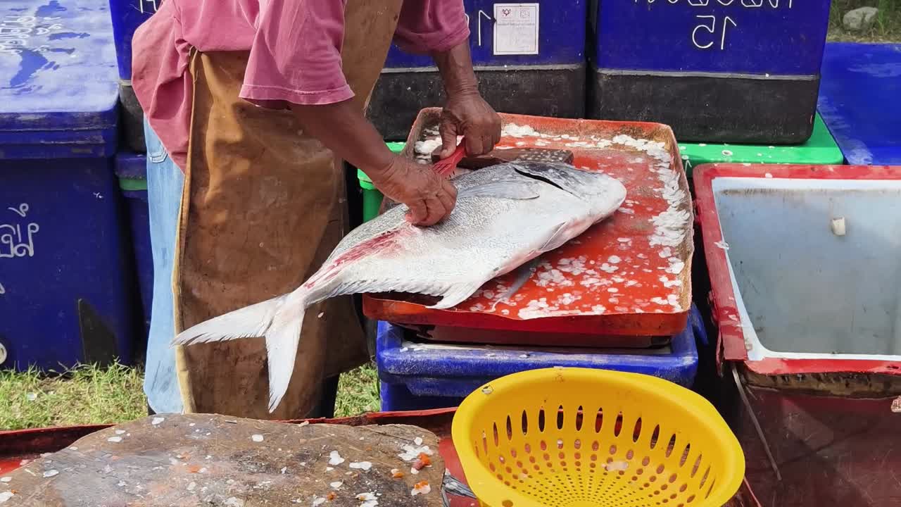 pescador preparando pescado en un mercado