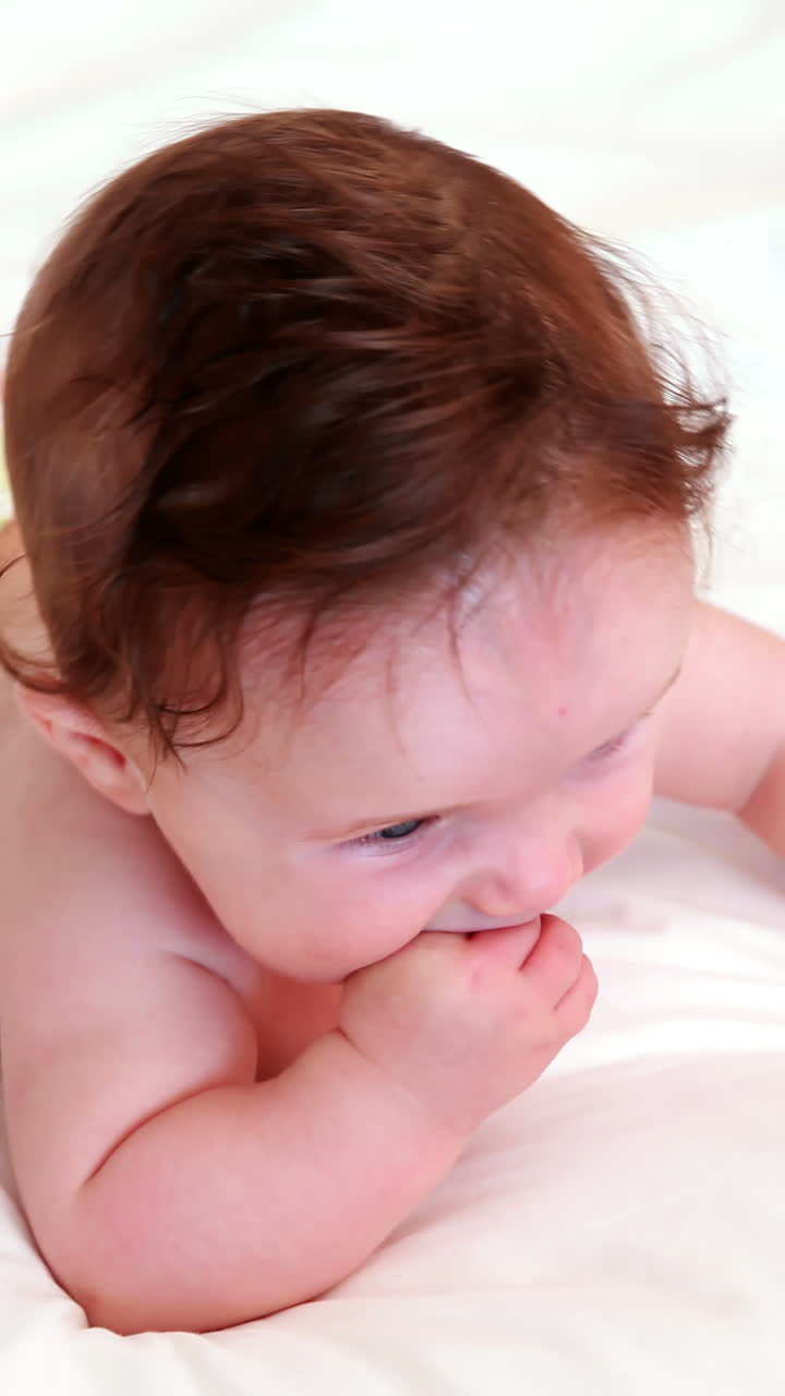 침대 에 누워 있는 기저귀 를 입은 아기