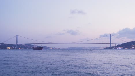 Vista-Del-Bósforo-Y-Del-Puente-De-Estambul-Desde-El-Mar.