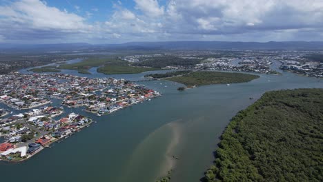 vista panorámica de paradise point, la isla de efraín y las islas soberanas en gold coast, queensland, australia - toma de avión no tripulado