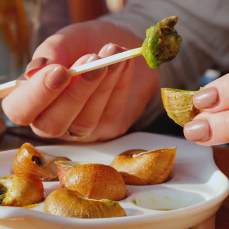 Un-Hombre-Come-Un-Exquisito-Plato-De-Caracoles