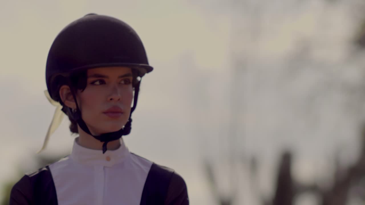 완전히 장착 된 브라질 승마 여성 근접 촬영