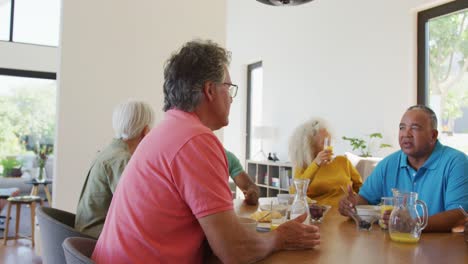 personas mayores felices y diversas desayunando en el hogar de ancianos