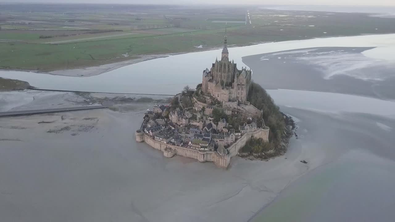 toma aérea de drones del mont saint michel en normandía francia