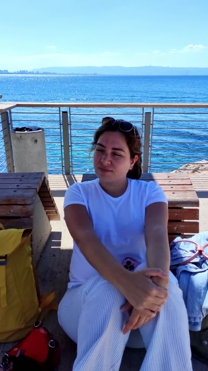 Donna che si Rilassa su una Panchina in Riva al Mare ad Akko