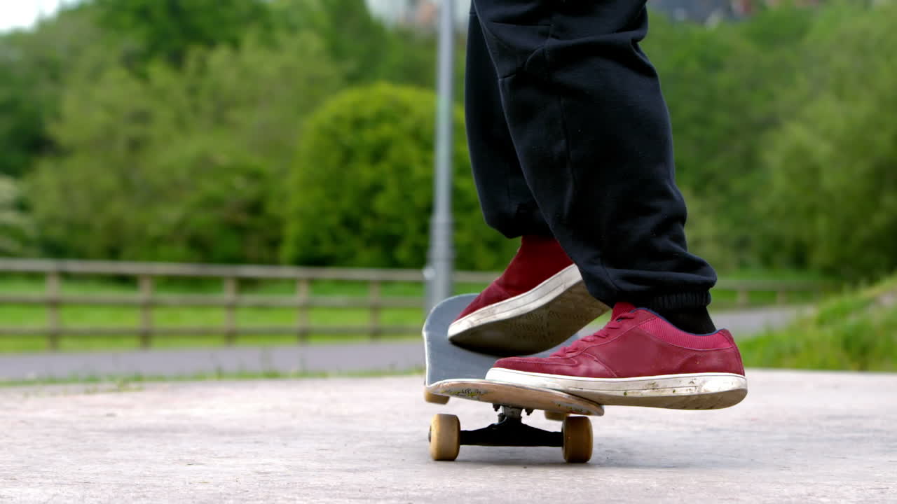 젊은 스케이트보더가 야외 스케이트파크에서 스케이트를 타고 있다