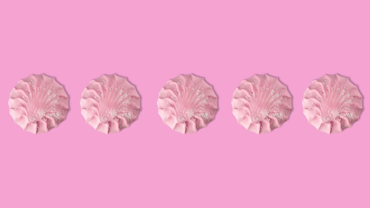 분홍색 배경에 많은 분홍색 마쉬멜로의 원활한 루프 애니메이션, 복사 공간, 재미있는 움직임