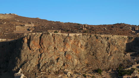 Mittelalterliche-Stadt-Schnitzen-Auf-Felsigen-Abhängen---Monemvasia-An-Der-Küste-Des-Peloponnes-In-Lakonien,-Griechenland