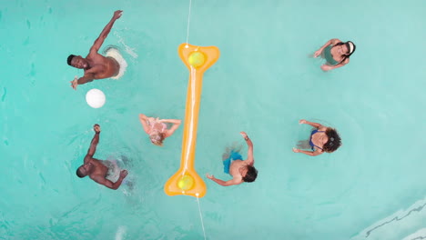 grupo diverso disfruta de un día de piscina, con espacio de copia