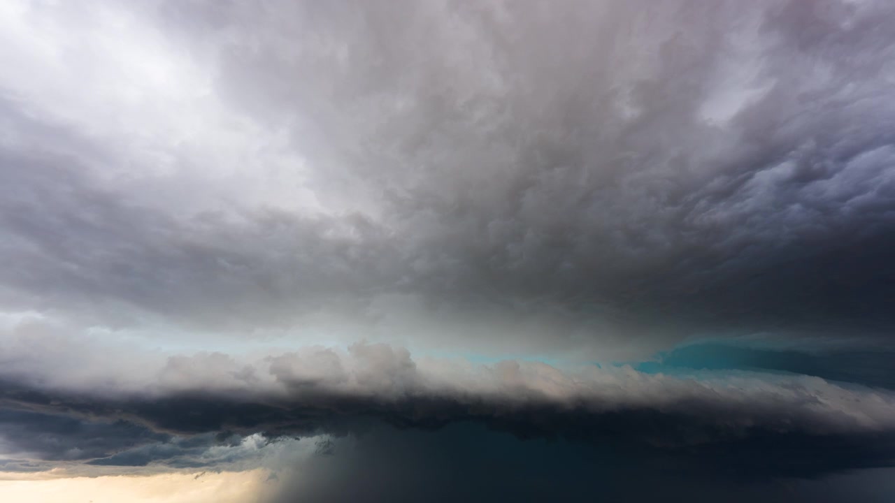 Kraftige stormskyer, der bygger sig op og bevæger sig hen over en mørk himmelbaggrund.