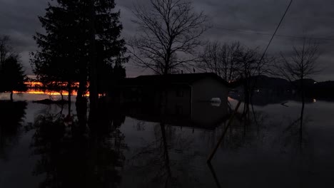 Zeitlupenaufnahme-Der-Flut-In-Abbotsford-In-British-Columbia-Bei-Nacht