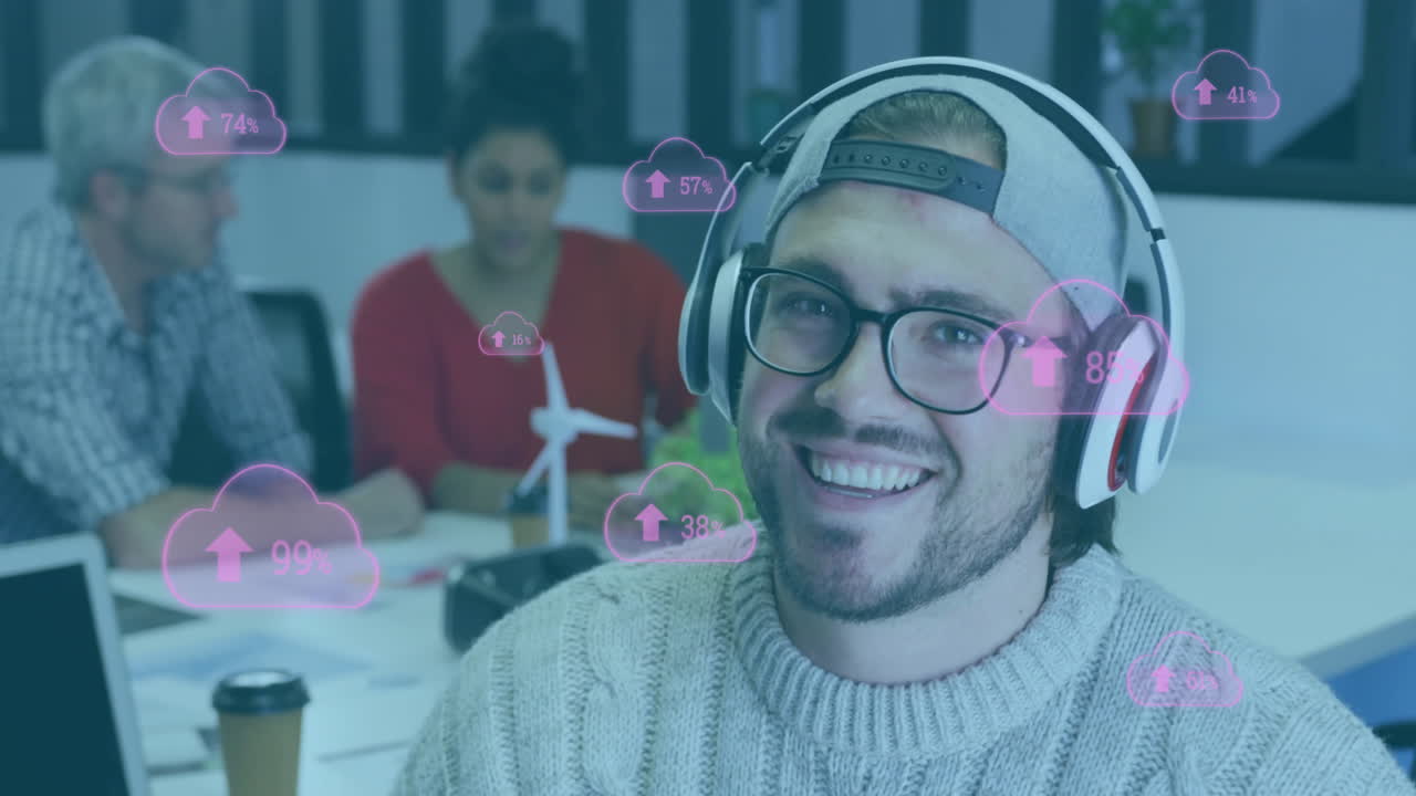animación de nubes con porcentaje creciendo sobre empresario caucásico con auriculares
