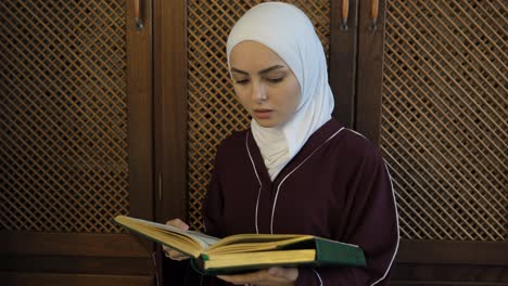 Mujer-Corán-Recitando