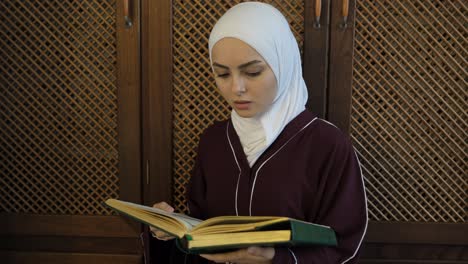 Frau-Rezitiert-Den-Koran