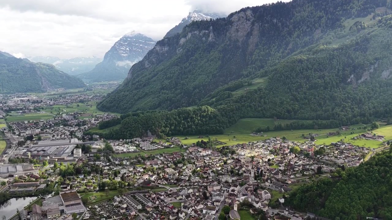 Pittoresco villaggio alpino di montagna nella valle svizzera del Cantone di Glarona, ai piedi delle Alpi Svizzere, ripresa aerea.