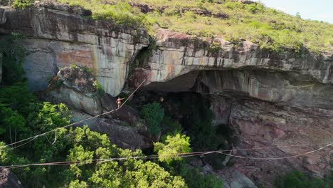 zoom aéreo de la línea alta de caminata cerca de la cueva de gruta do lapão, chapada diamantina, bahía