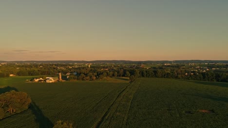 Una-Vista-Aérea-De-Las-Granjas-Y-Campos-Amish-Durante-La-Hora-Dorada-En-Una-Tarde-De-Finales-De-Verano