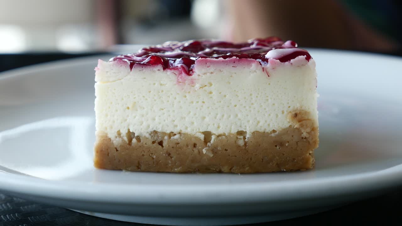 una rebanada de delicioso pastel de queso de bayas