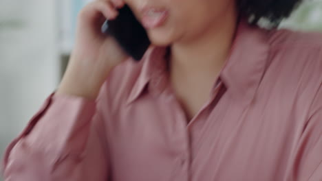 mujer negra en los negocios, llamada telefónica