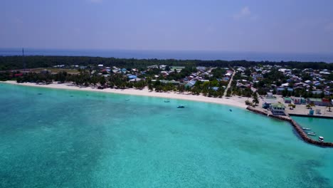 una vista de un hotel resort y su cubierta de madera en el mar turquesa en las maldivas, imágenes de drones