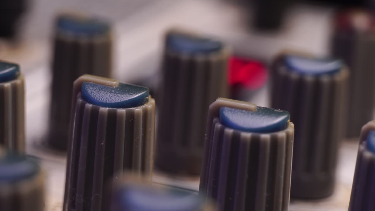 regolazione della frequenza del suono sulla console di miscelazione, variazione del guadagno, macro close up