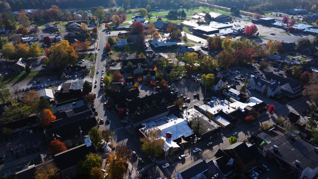 密集した中西部の住宅地と、カラフルな秋の森林が混ざり合う住宅地の航空写真、米国インディアナ州ブラウン郡ナッシュビル