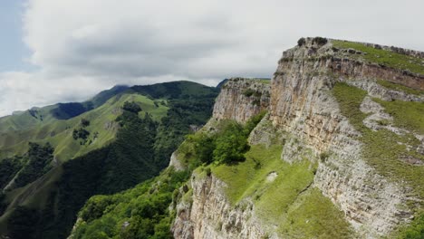 paisaje montañoso con acantilados y valles