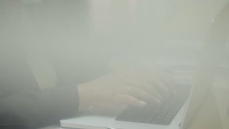 las manos de la mujer de negocios escribiendo en el teclado de la computadora portátil para buscar información, informe de investigación de marketing en el escritorio de la oficina