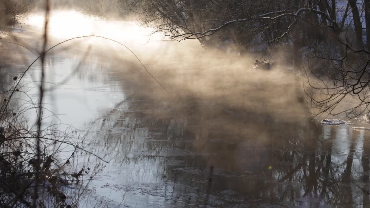 río de invierno con niebla en movimiento sobre el agua.