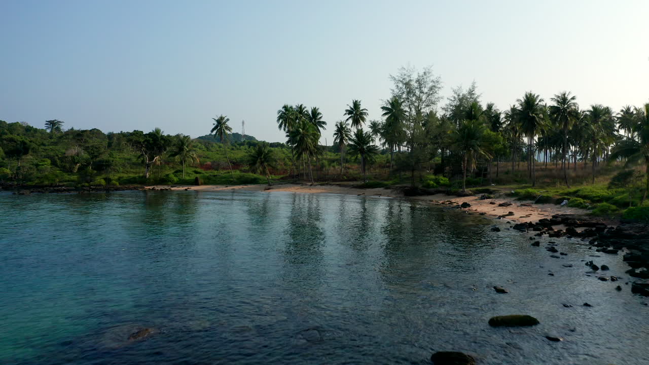 Filmato aereo con drone che avanza verso una spiaggia paradisiaca in Cambogia
